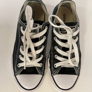 Converse low tops size 1